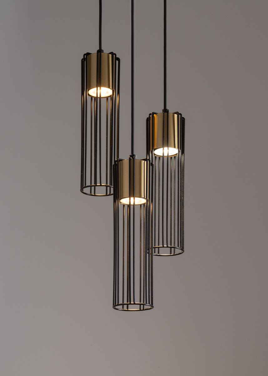 Lampa wisząca Fobia 3-punktowa w kolorze czarnym i złotym. Składa się z trzech cylindrycznych kloszy z metalowymi szczelinami, zawieszonych na czarnych linkach. Ujęcie z przodu, ukazujące detal i nowoczesny design.