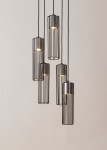 Lampa wisząca Fobia 5-punktowa w kolorze czarnym i srebrnym, składająca się z pięciu cylindrycznych kloszy z metalowymi szczelinami. Produkt zawieszony na czarnych przewodach, ukazany na jasnym tle.