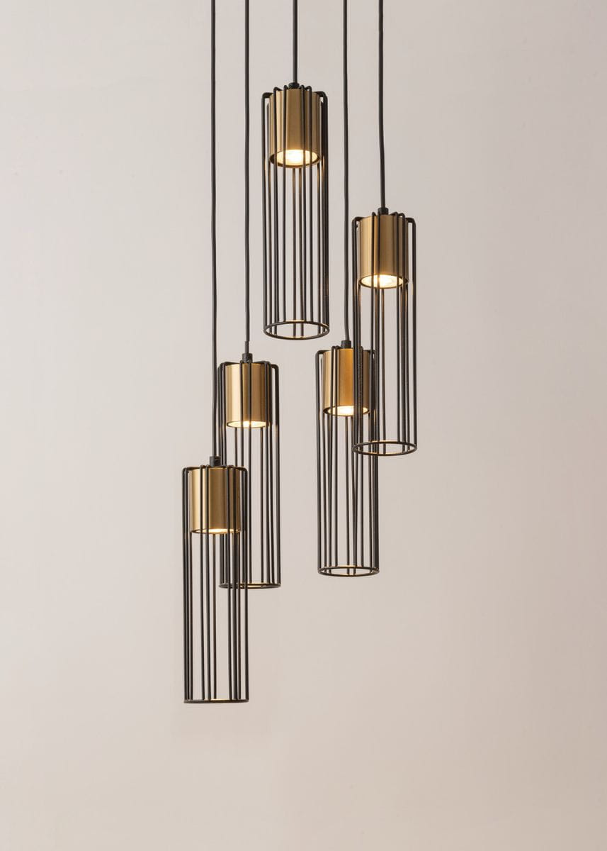 Lampa wisząca Fobia 5-punktowa w kolorze czarnym i złotym. Zawiera pięć cylindrycznych kloszy z metalowymi, prążkowanymi osłonami. Ujęcie z góry, wisząca, na jasnym tle, podkreślająca elegancki design i nowoczesny styl.