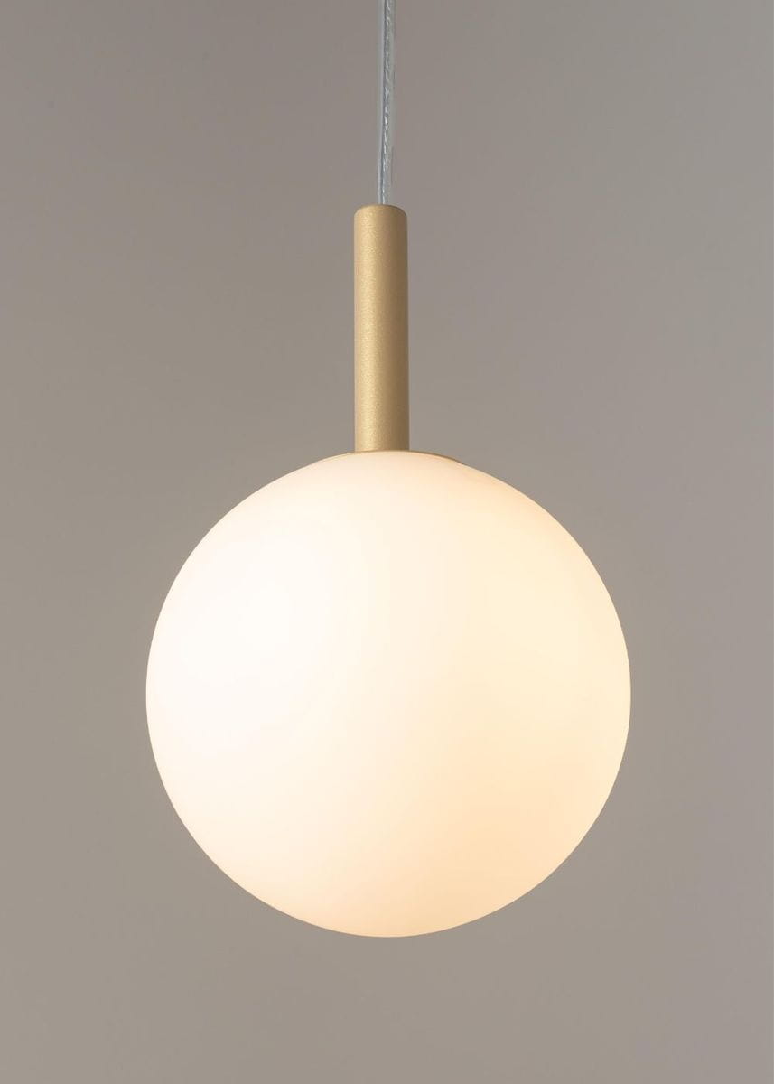 Lampa wisząca Gama 1-punktowa z kulistym kloszem w odcieniu matowej bieli, zawieszona na złotym, prostokątnym uchwycie. Produkt widoczny z bliska na jednolitym tle. Idealna do nowoczesnych aranżacji wnętrz.