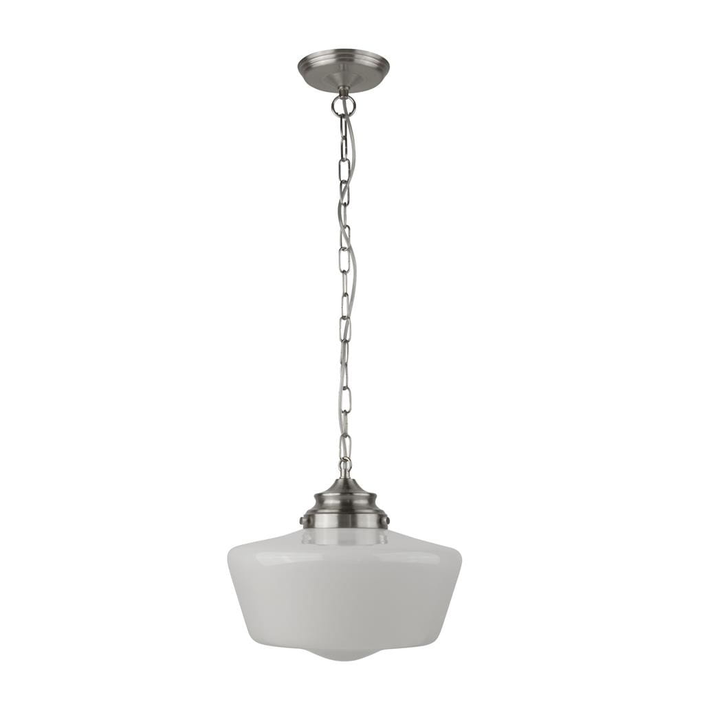 Lampa wisząca School House IP44, 1-punktowa. Klosz z białego szkła o kształcie stożkowatym, zawieszony na metalowym łańcuchu i wykończeniu w satynowym srebrze. Wisi w pozycji pionowej, na jednolitym tle.