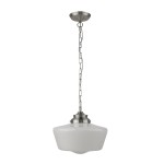 Lampa wisząca School House IP44, 1-punktowa. Klosz z białego szkła o kształcie stożkowatym, zawieszony na metalowym łańcuchu i wykończeniu w satynowym srebrze. Wisi w pozycji pionowej, na jednolitym tle.