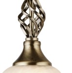 Lampa wisząca Cameroon 1-punktowa w antycznym mosiądzu, z dekoracyjnym, spiralnym elementem u góry i okrągłą, mleczną kloszem. Ujęcie z góry, pokazujące detale montażu i teksturę metalu.