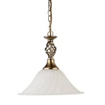 Lampa wisząca Cameroon 1-punktowa w kolorze antycznego mosiądzu. Szklany klosz w kształcie dzwonu o białej, teksturowanej powierzchni, ozdobny metalowy uchwyt z spiralnym wzorem, zawieszona na łańcuszku.