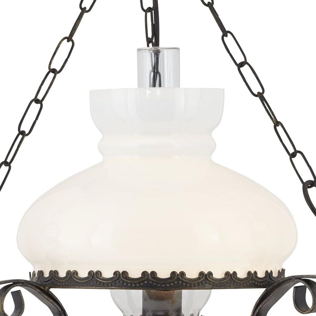 Lampa wisząca Oil w stylu rustykalnym, brązowa, z białym szklanym kloszem o zaokrąglonym kształcie. Zawieszona na metalowym łańcuchu, z ozdobnym brzegiem. Widoczne elementy mocujące i żarówka w środku.