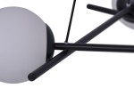 Czarna lampa wisząca 3-punktowa Arton K-4966, wykonana z metalu, z trzema okrągłymi kloszami z matowego szkła. Ujęcie z boku, ukazujące detal mocowania i konstrukcję. Prosta, nowoczesna forma, idealna do różnych aranżacji wnętrz.