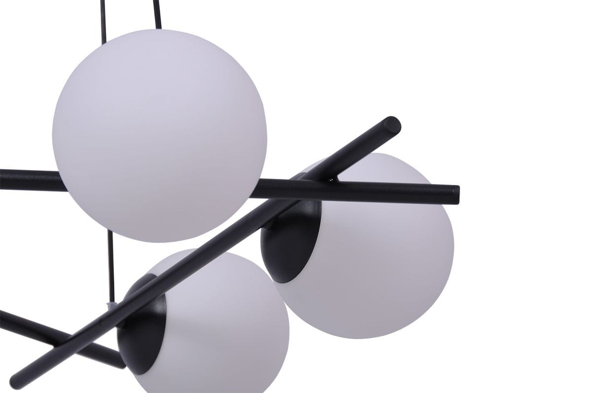 Czarna lampa wisząca Arton K-4967 z sześcioma punktami świetlnymi. Okrągłe klosze z matowego szkła umieszczone na czarnych metalowych prętach, widok z boku, akcentujący unikalny kształt i nowoczesny design.