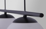 Czarna lampa wisząca Arton 2-punktowa K-4965 z metalowym stelażem i okrągłymi kloszami. Ujęcie z bliska, pokazujące detal mocowania oraz górną część lampy. Klosze mają matową powierzchnię, a całość ma minimalistyczny design.