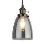 Lampa wisząca Camden 1-punktowa w kolorze czarnym z przydymionym kloszem. Klosz ma elegancką, zaokrągloną formę, a w środku znajduje się żarówka. Wisi na cienkim przewodzie, z metalowym mocowaniem. Idealna do nowoczesnych wnętrz.