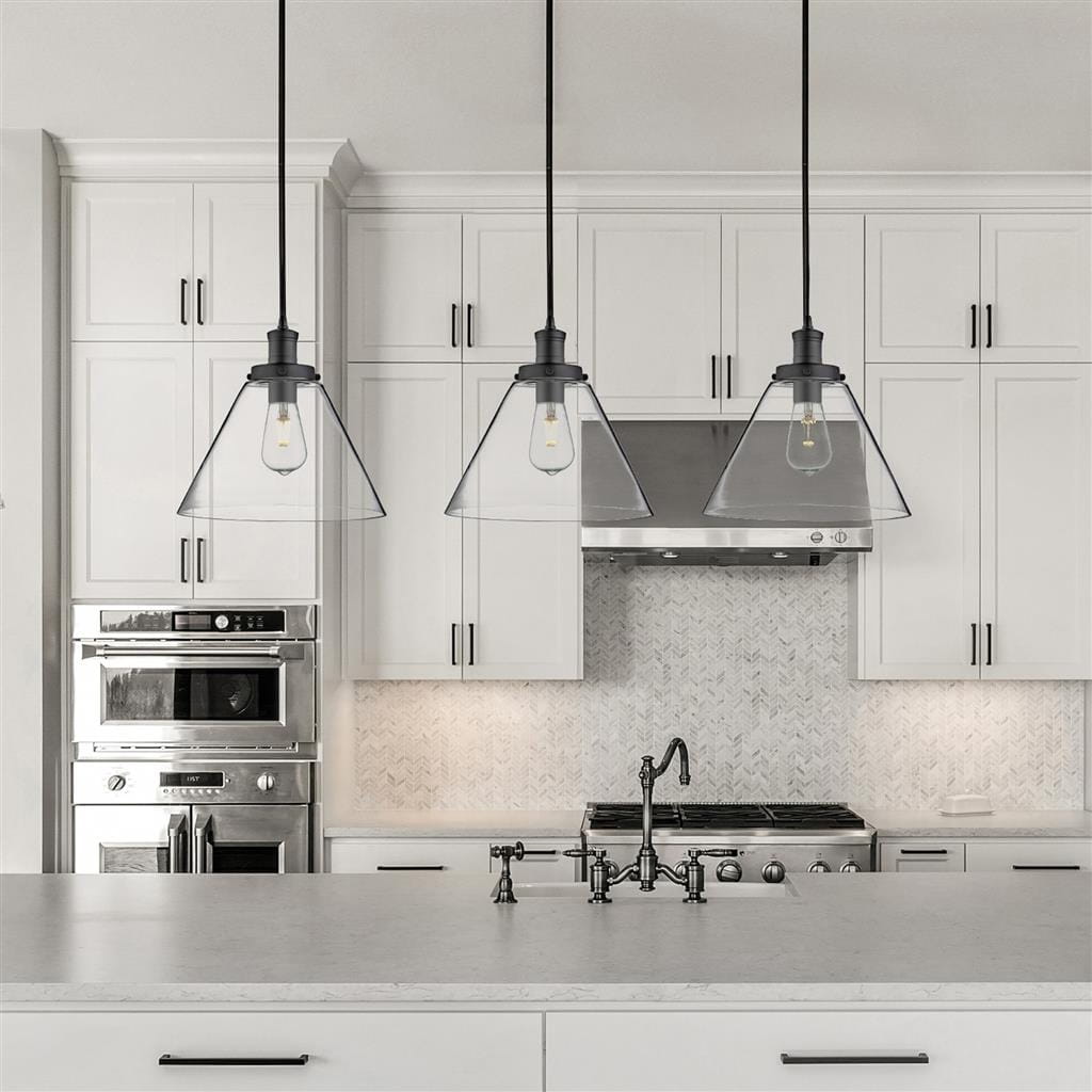 Czarna lampa wisząca Pyramid 1-punktowa, z szklanym kloszem w kształcie stożka. Zawieszona na czarnym przewodzie w nowoczesnej kuchni, na tle białych szafek i stalowych urządzeń. Wyróżnia się minimalistycznym designem i eleganckim wykończeniem.