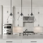 Czarna lampa wisząca Pyramid 1-punktowa, z szklanym kloszem w kształcie stożka. Zawieszona na czarnym przewodzie w nowoczesnej kuchni, na tle białych szafek i stalowych urządzeń. Wyróżnia się minimalistycznym designem i eleganckim wykończeniem.