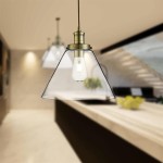 Lampa wisząca Pyramid 1-punktowa w antycznym brązie z przezroczystym kloszem w kształcie stożka. Widoczna żarówka w centralnej części. Ujęcie frontalne, produkt zawieszony nad blatem w nowoczesnym wnętrzu.