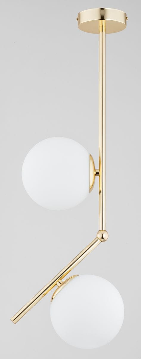 Lampa wisząca Liberty 2-punktowa w kolorze złotym z dwiema białymi, okrągłymi kloszami. Konstrukcja z metalowym ramieniem, wisi w pozycji rozłożonej. Tło w odcieniu szaro-srebrnym.