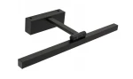 Kinkiet łazienkowy LED Lappa w kolorze czarnym, o wymiarach 60 cm, z prostokątnym, matowym korpusem i poziomą lampą. Ujęcie z boku, ukazujące mechanizm regulacji oraz mocowanie. Idealny do oświetlenia obrazów w łazience lub innych przestrzeniach.