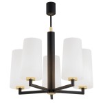 Lampa wisząca Camelot Plus, pięciopunktowa, w kolorze czarnym. Posiada matowe, białe klosze w kształcie cylindrów z metalowymi detalami w kolorze złotym. Ujęcie z dołu, ukazujące elegancki design oraz położenie kloszy na ramionach.