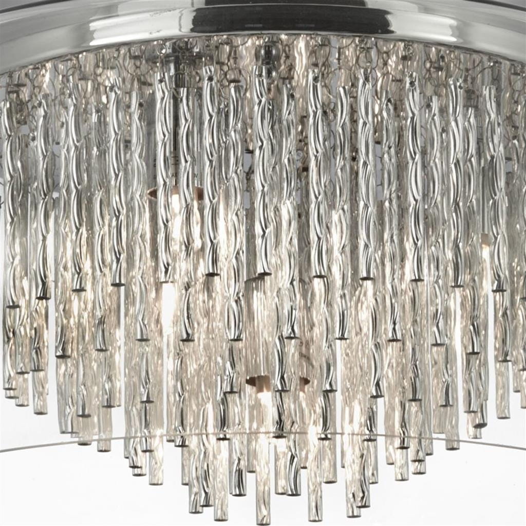 Lampa sufitowa Curva 4-punktowa w chromowanym wykończeniu z dekoracyjnymi szklanymi elementami w formie wiszących prętów. Ujęcie w zbliżeniu, ukazujące detale struktury i źródła światła.