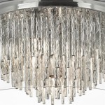 Lampa sufitowa Curva 4-punktowa w chromowanym wykończeniu z dekoracyjnymi szklanymi elementami w formie wiszących prętów. Ujęcie w zbliżeniu, ukazujące detale struktury i źródła światła.