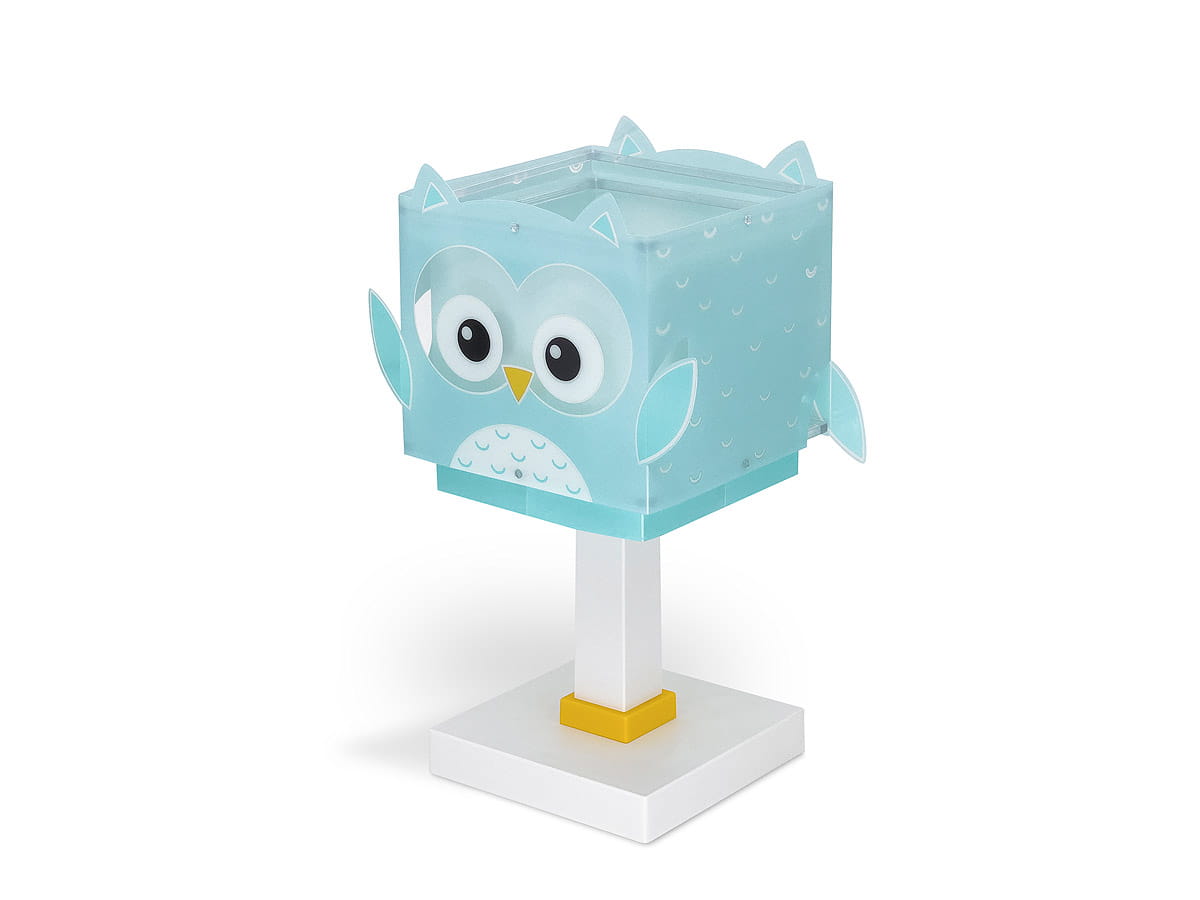 Lampka nocna w kształcie małej sowy, z niebieskim, przezroczystym kloszem. Oczy i dziób w kontrastowych kolorach. Ustawiona na białej podstawie z żółtym akcentem. Widoczne detale skrzydełek i wzór na kloszu. Produkt w pozycji stojącej.