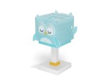 Lampka nocna w kształcie małej sowy, wykonana z przezroczystego, błękitnego materiału. Posiada duże oczy i uśmiech, umieszczona na białej podstawie z żółtym akcentem. Widoczna na prostym tle, z frontalnym ujęciem, stojąca na stole.