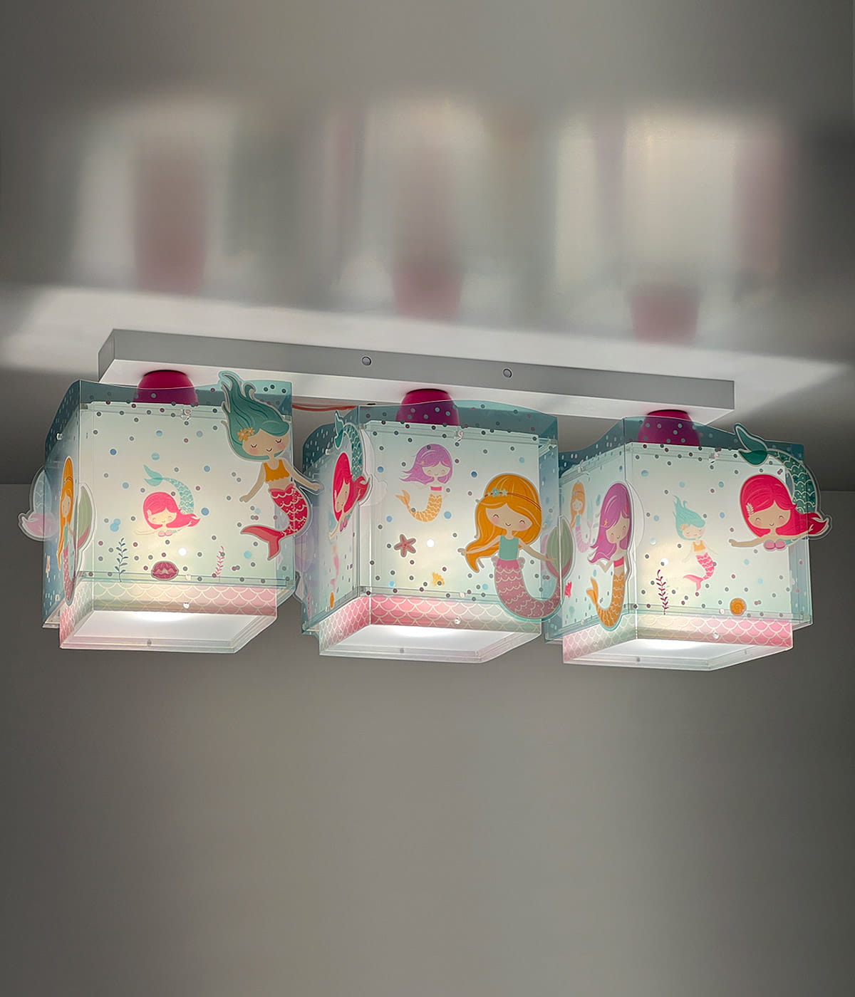 Lampa sufitowa 3-punktowa Syreny z przezroczystymi kloszami, zdobiona ilustracjami syren w różnych kolorach. Klosze mają prostokątny kształt, zamontowane na metalowej podstawie. Oświetlenie idealne do pokoju dziecięcego.