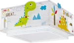 Plafon 2-punktowy Dinozaury w kolorze przezroczystym z zielonym dinozaurem i kolorowymi dekoracjami. Produkt ma kwadratowy kształt, widoczne napisy oraz elementy graficzne jak chmury i drzewa. Zawieszony pod sufitem, idealny do pokoju dziecięcego.