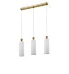 Lampa wisząca Piega 3-punktowa w kolorze patyny i białym, z trzema cylindrycznymi kloszami o fakturze pionowych rowków. Klosze zawieszone na cienkich, białych linkach, przymocowane do metalowego stelaża w kolorze złotym.