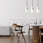 Lampa wisząca Savona 3-punktowa w kolorze czarnym i chromowanym, z przezroczystymi kloszami, zawieszona na czarnych przewodach. Zestawiona w aranżacji nad okrągłym stołem z drewnianymi krzesłami, na tle białej ściany.