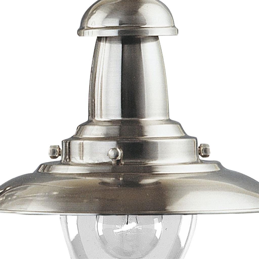 Lampa wisząca Fisherman D32 w kolorze satynowego srebra, z metalową podstawą i kloszem w formie szklanej bańki. Ujęcie z góry, pokazujące detal mocowania i kształt lampy, idealna do nowoczesnych wnętrz.