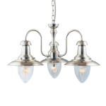 Lampa wisząca 3-punktowa Fisherman w kolorze satynowego srebra. Posiada trzy klosze w kształcie łezki z transparentnego szkła, metalową podstawę z eleganckimi detalami oraz łańcuch do zawieszenia.