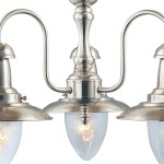 Lampa wisząca Fisherman 3-punktowa w kolorze satynowego srebra. Posiada trzy klosze w kształcie łezki z mlecznego szkła, zawieszone na delikatnych, zaokrąglonych ramionach. Całość utrzymana w eleganckim, minimalistycznym stylu.