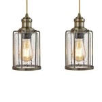Lampa wisząca 4-punktowa w antycznym mosiądzu, z przezroczystymi kloszami o strukturze kropli wody. Widoczne żarówki E27, umieszczone w metalowej ramie. Klosze zawieszone na cienkich linkach. Elegancki, industrialny design.
