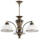 Żyrandol Pelion 3-punktowy O3183 W3 PAT w stylu klasycznym, z metalową konstrukcją w kolorze mosiądzu i trzema białymi kloszami z przezroczystymi krawędziami. Ujęcie frontalne, zawieszony na długim haku, idealny do eleganckich wnętrz.