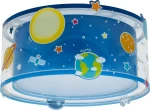 Plafon 2-punktowy Planety w kształcie okrągłym, z niebieskim tłem ozdobionym ilustracjami planet, gwiazd i satelity. Widoczne są Słońce, Ziemia oraz Saturn, z kolorowymi detalami. Zamontowany na suficie, przeznaczony do oświetlenia dziecięcego pokoju.