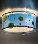Plafon 2-punktowy Planety w kształcie okrągłym, z niebieską obudową ozdobioną kolorowymi grafikami planet (Merkury, Ziemia, Pluton) i gwiazdkami. Światło emitowane z białego klosza umieszczonego wewnątrz. Produkt montowany sufitowo.