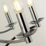 Ascot lampa wisząca 8-punktowa w kolorze chromu z eleganckimi, przezroczystymi kloszami. Zbliżenie na metalowe ramiona i podstawy lamp, z wyraźnie widocznymi żarówkami. Lampa ma nowoczesny design, idealna do różnych wnętrz.