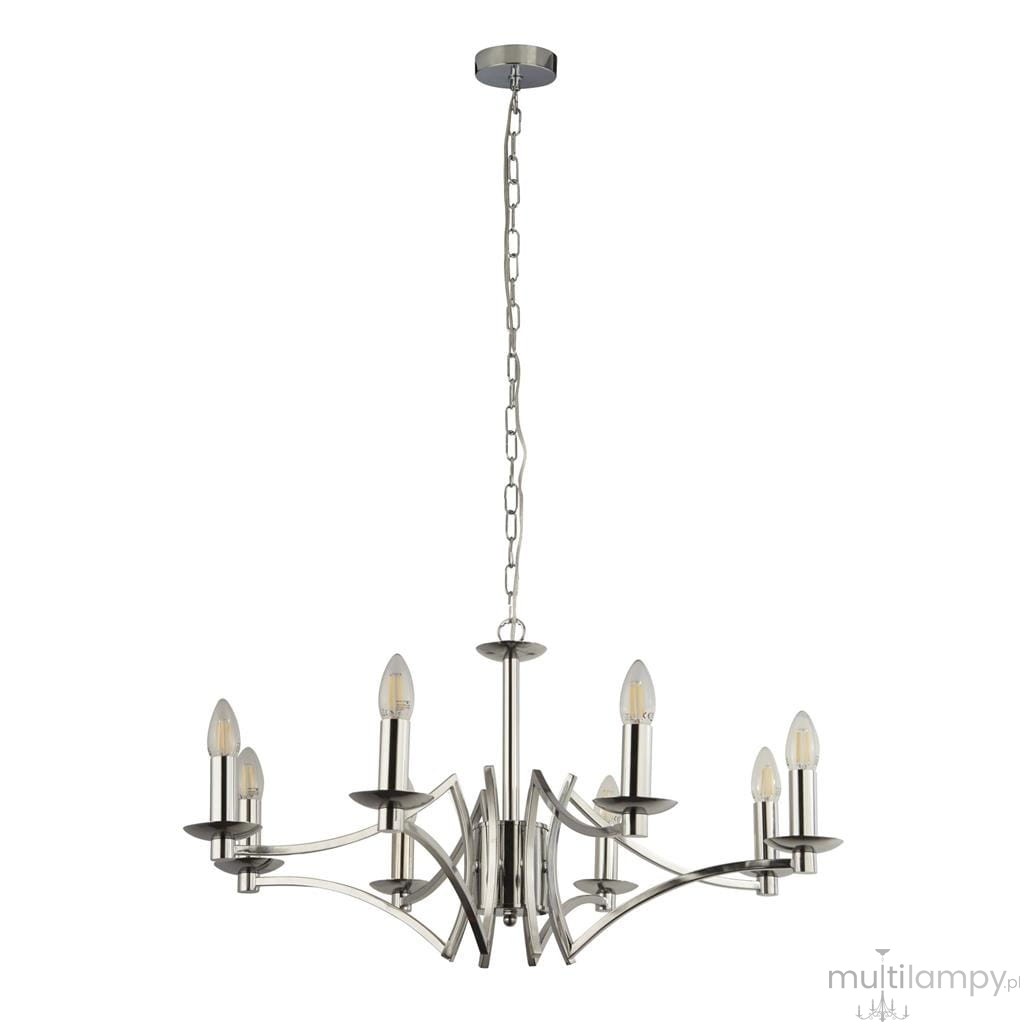 Lampa wisząca Ascot 8-punktowa w kolorze chromu, z ośmioma źródłami światła w formie świeczników. Wykonana z metalu, z eleganckim, zakrzywionym kształtem. Zawieszona na łańcuchu. Tło białe, minimalne detale.