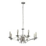 Lampa wisząca Ascot 8-punktowa w kolorze chromu, z ośmioma źródłami światła w formie świeczników. Wykonana z metalu, z eleganckim, zakrzywionym kształtem. Zawieszona na łańcuchu. Tło białe, minimalne detale.