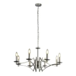 Lampa wisząca Ascot 8-punktowa w chromie, z sześcioma ramionami i świecznikami. Zawieszona na długim łańcuchu, z okrągłym mocowaniem sufitowym. Elegancka forma z błyszczącymi detalami, idealna do nowoczesnych wnętrz.