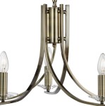 Lampa wisząca Ascona w kolorze antycznego mosiądzu z pięcioma punktami świetlnymi. Posiada zaokrąglone ramiona i elegancki, minimalistyczny design. Widoczne przezroczyste klosze na żarówki, metalowa konstrukcja. Ujęcie z boku, zbliżenie na detal.