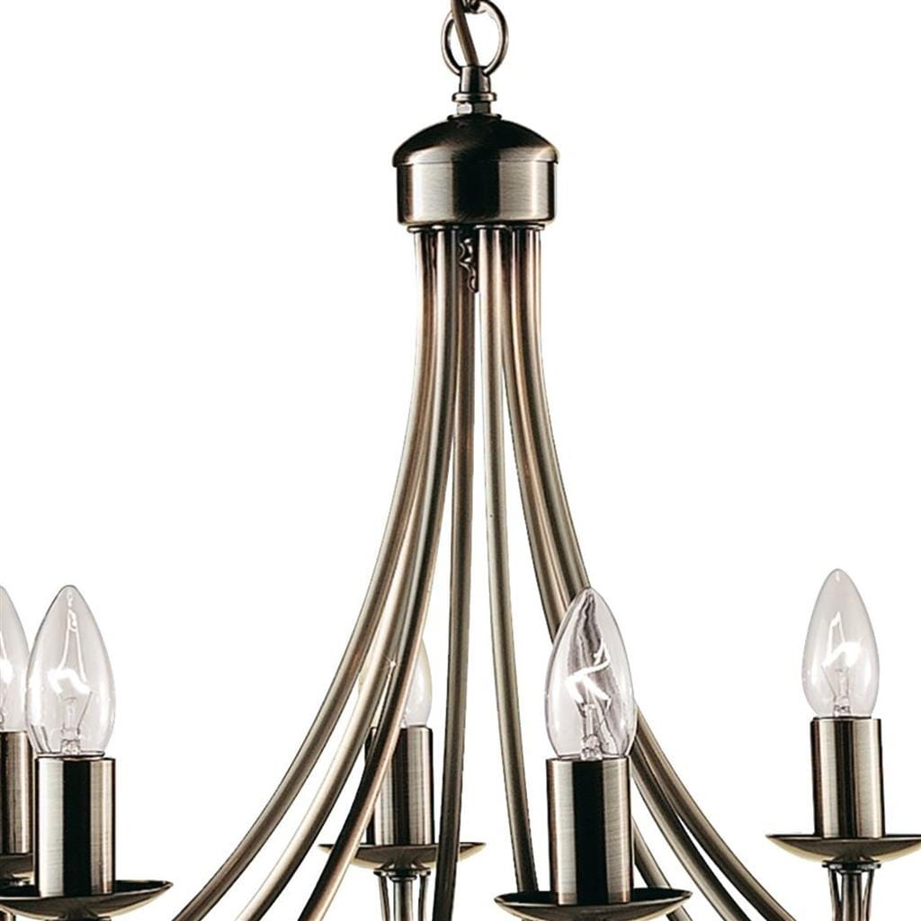 Lampa wisząca Maypole 8-punktowa w antycznym mosiądzu, z eleganckimi, zakrzywionymi ramionami. Widoczne sześć żarówek w kształcie świec, zamontowanych na podstawie. Oświetlenie zawieszone na łańcuszku, z gładką, metalową osłoną.