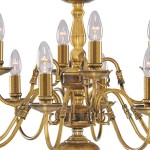Lampa wisząca Flemish 12-punktowa w kolorze antycznego mosiądzu. Złożona z eleganckich ramion, na których umieszczone są przezroczyste klosze. Stojąca konstrukcja z centralnym elementem, prezentująca klasyczny styl.