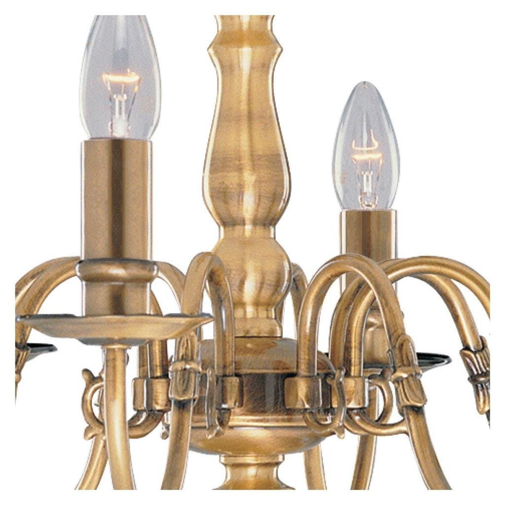 Lampa wisząca Flemish 8-punktowa w antycznym mosiądzu. Widoczne eleganckie ramiona, podtrzymujące źródła światła, oraz dekoracyjne detale. Przedstawiona z bliska, ukazująca fakturę metalu oraz kształt kloszy.