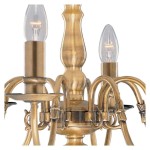 Lampa wisząca Flemish 8-punktowa w antycznym mosiądzu. Widoczne eleganckie ramiona, podtrzymujące źródła światła, oraz dekoracyjne detale. Przedstawiona z bliska, ukazująca fakturę metalu oraz kształt kloszy.