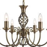Lampa wisząca Zanzibar 6-punktowa w kolorze antycznego mosiądzu. Posiada centralną dekoracyjną część w formie spiralnej, sześć ramion z oprawkami na żarówki oraz eleganckie, zdobne detale. Idealna do wnętrz w stylu klasycznym.