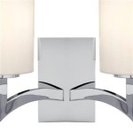 Kinkiet Gina 2-punktowy chrom 4992-2CC z chromowanym metalowym mocowaniem i dwoma okrągłymi kloszami w białym kolorze. Ujęcie frontalne, produkt zamontowany na ścianie, z eleganckim wykończeniem i nowoczesnym designem.
