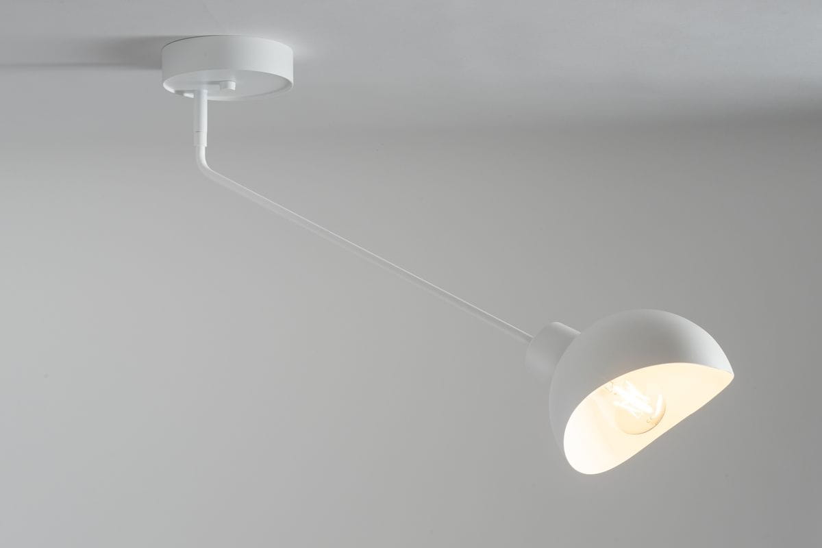 Lampa sufitowa Roy 1-punktowa w kolorze białym z okrągłym kloszem, zawieszona na cienkim białym przewodzie. Klosz ma kształt stożka, skierowany w dół, o gładkiej, matowej powierzchni. Montaż na suficie, minimalistyczny design.