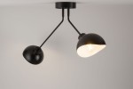Lampa sufitowa Roy 2-punktowa w kolorze czarnym i białym. Posiada dwa klosze w kształcie półkuli, zamocowane na regulowanych ramionach. Ujęcie z dołu, ukazujące detal wykończenia i źródła światła.