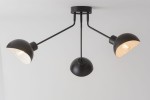 Czarna lampa sufitowa 3-punktowa Roy z białymi kloszami, zawieszona na trzech cienkich ramionach. Klosze o półkulistym kształcie, centralny uchwyt w formie czarnej, matowej czaszy. Produkt montowany na suficie, w minimalistycznym stylu.