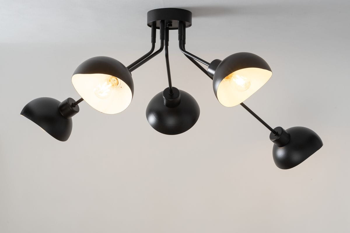Lampa sufitowa Roy 5-punktowa w kolorze czarnym i białym. Zawiera pięć kloszy w kształcie półkul, z czarnym matowym wykończeniem z zewnątrz i białym wnętrzem, zamontowana na metalowej podstawie. Klosze skierowane w różnych kierunkach.