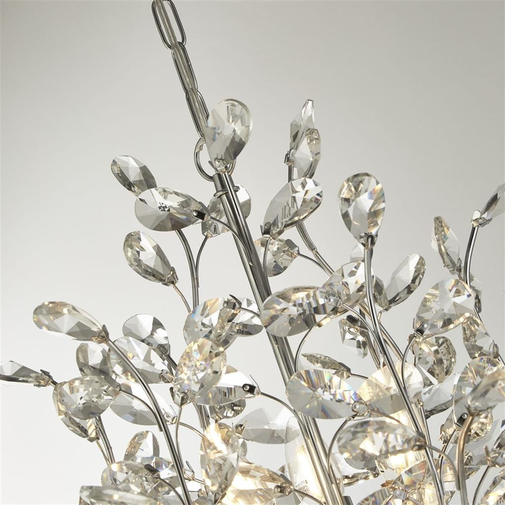 Lampa wisząca Bouquet 11-punktowa w chromie, z elementami w kształcie liści wykonanymi z przezroczystego kryształu. Ujęcie z góry, ukazujące detale zawieszenia oraz połyskujące akcenty, na jasnym tle.